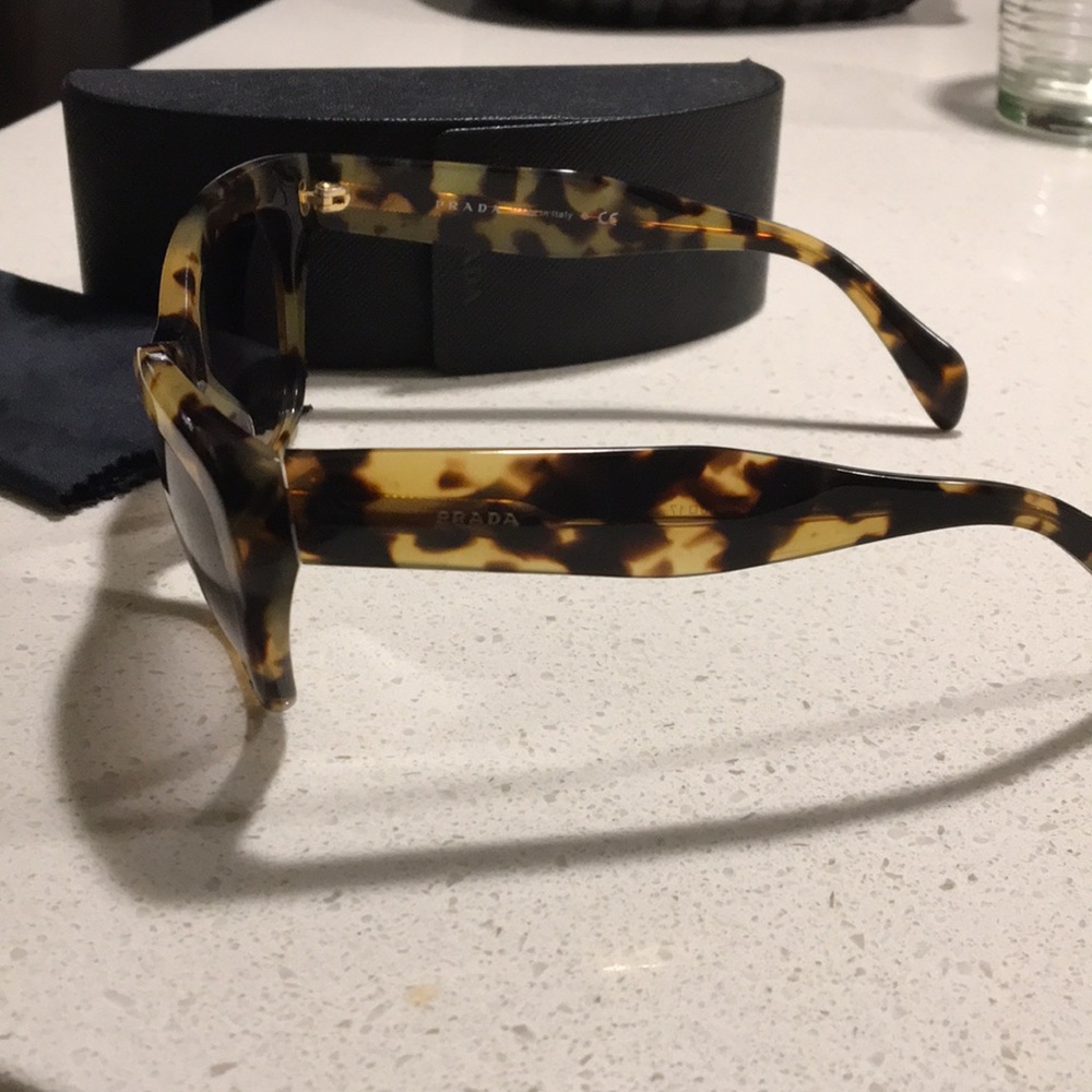 Prada sunglasses - Picture 3 of 5
